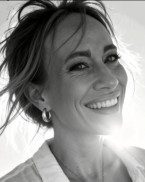 AVELINA - Hellsehen mit Hilfsmittel - Blockadenlösung - Chakren Reinigung - Engelkarten - Tarot und Kartenlegen